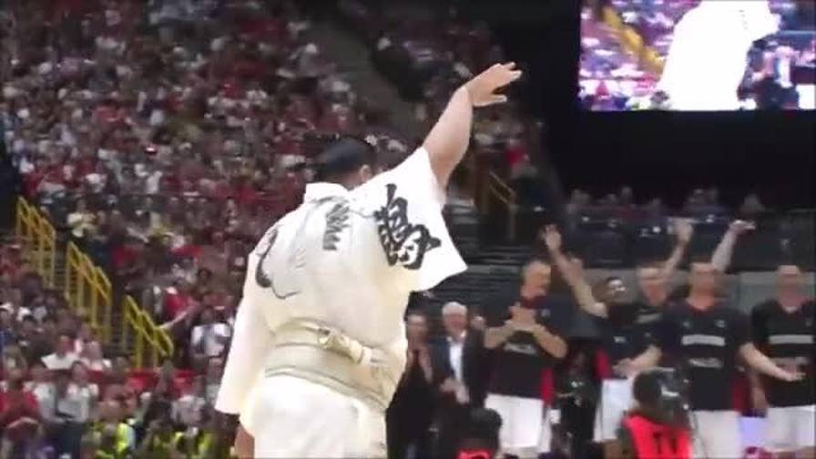 Giappone, da lottatore di sumo a... cestista! E fa canestro al primo colpo Video Gazzetta.it